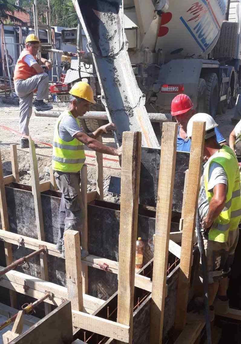 Mešalica za beton i radnici na gradilištu