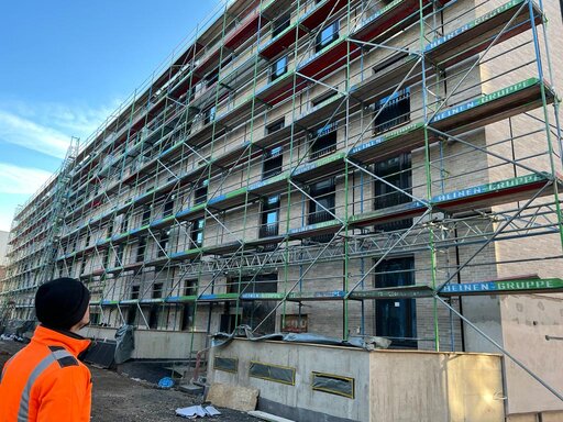 Radnik ispred postavljene skele na zgradi
