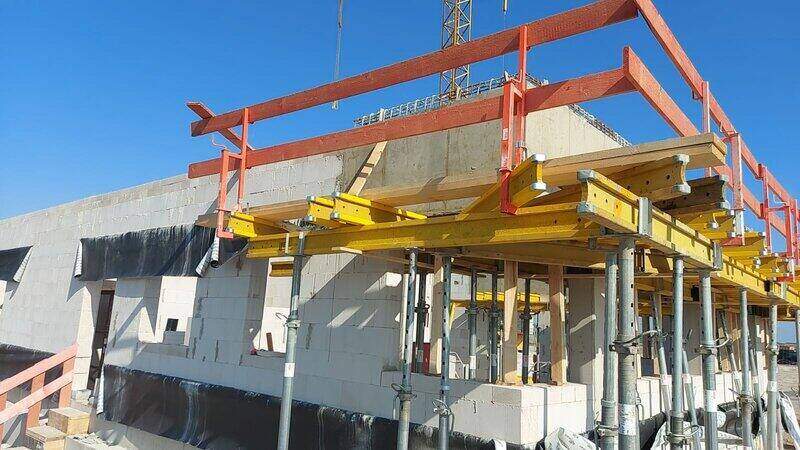 Podupirači i skela na građevinskom objektu