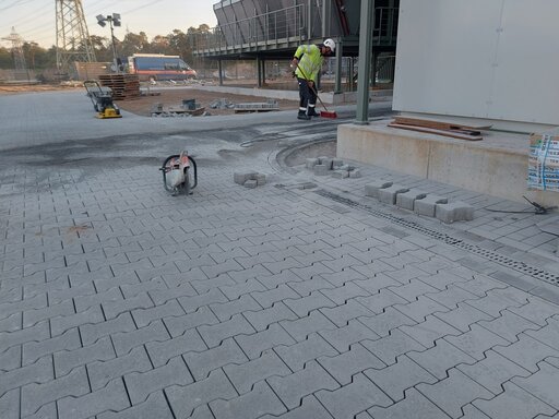 Kvalifikovani radnik postavlja behaton