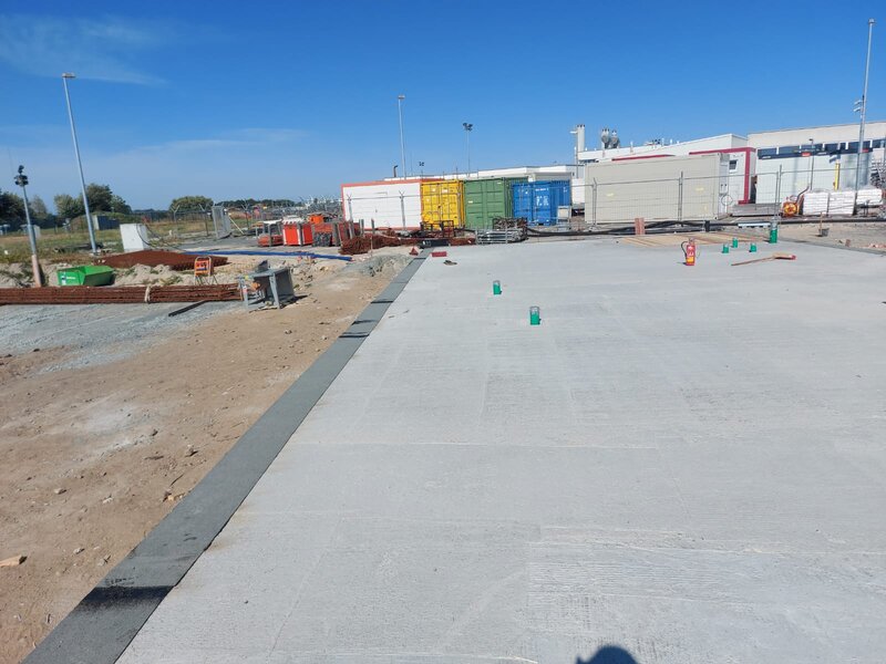 Izbetonirana ploča na gradilištu i pomoćni objekti